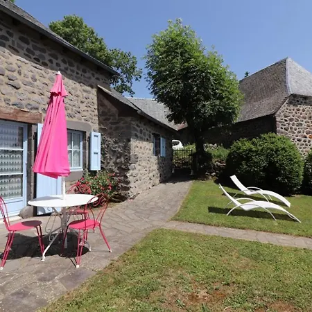 Holiday home Maison De Caractere Renovee, Proche Et Parc Des Volcans, Avec Jardin Privatif Et Internet Gratuit - Fr-1-742-530 Cezens